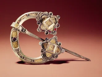 La broche de Kilmainham, de Kilmainham, Comté de Dublin, 8e-9e siècle (argent et or)